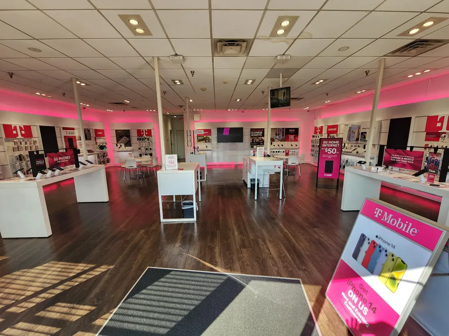 Foto del interior de la tienda T-Mobile en 5 Points West, Birmingham, AL