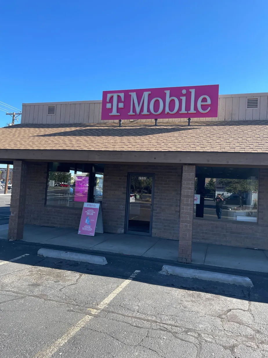  Exterior photo of T-Mobile Store at Shasta Way & Washburn Way, Klamath Falls, OR 