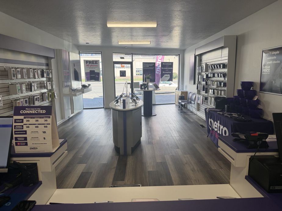 Metro by T-Mobile 152 S State St - 152 S State St 