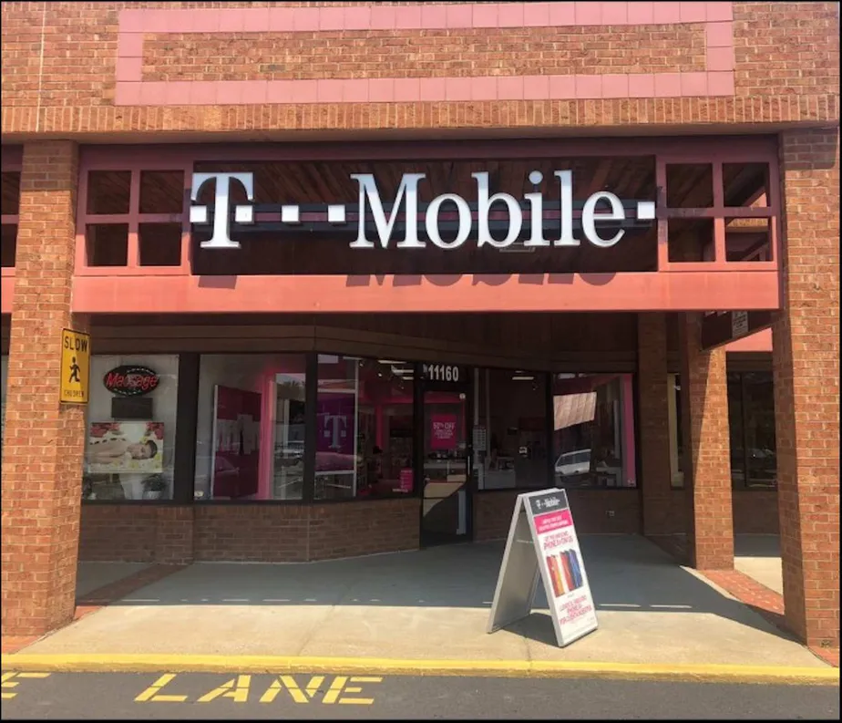 Exterior photo of T-Mobile store at Hull St Rd & Genito Rd, Midlothian, VA