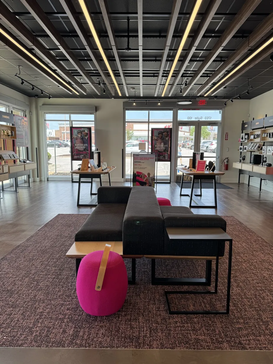 Foto del interior de la tienda T-Mobile en Legends Outlets, Kansas City, KS