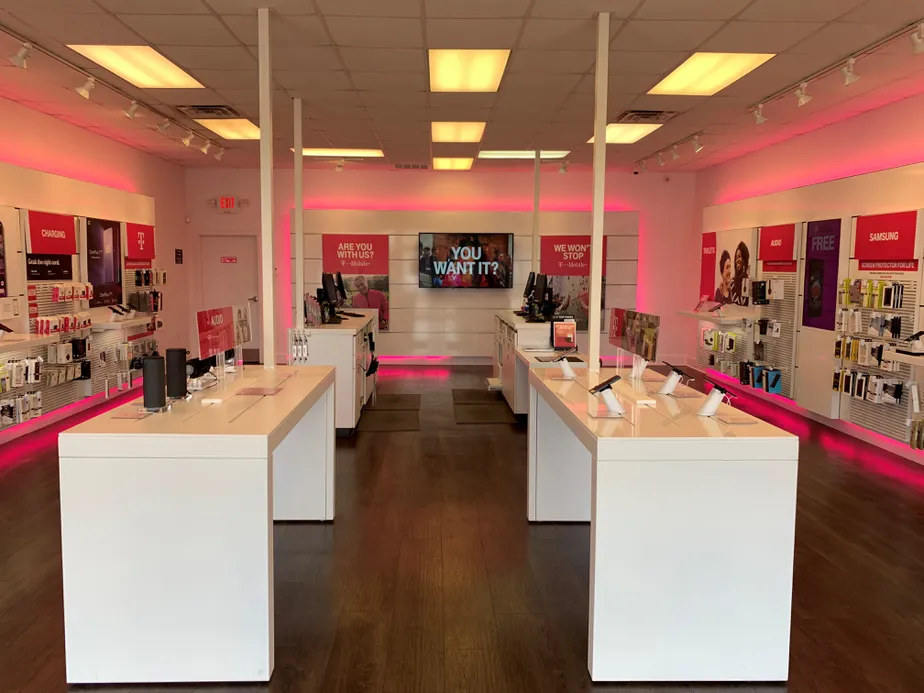 Interior photo of T-Mobile Store at Hardy St & 29th Ave, Hattiesburg, MS 