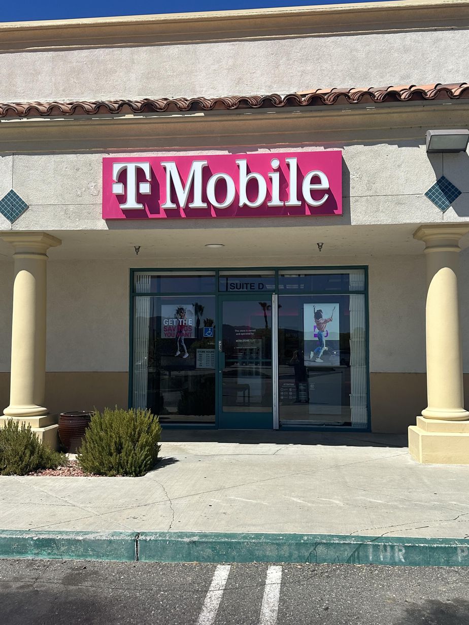 Exterior photo of T-Mobile Store at Lake Elsinore, Lake Elsinore, CA