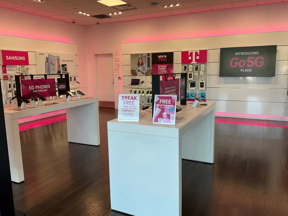 Foto del interior de la tienda T-Mobile en Lakewood & Carson, Long Beach, CA