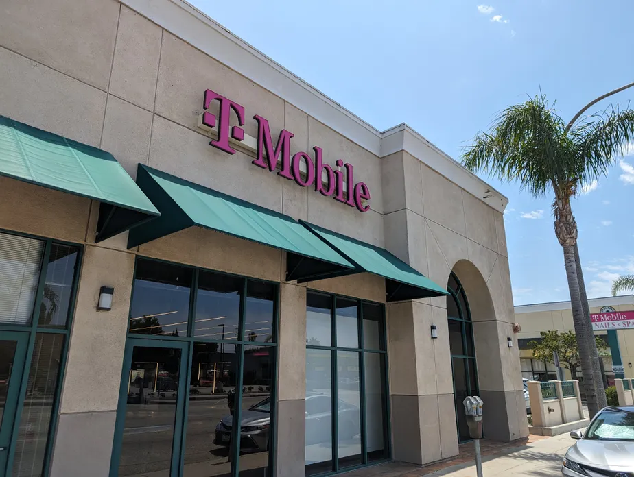 Foto del exterior de la tienda T-Mobile en Sepulveda Blvd & Berryman Ave, Culver City, CA