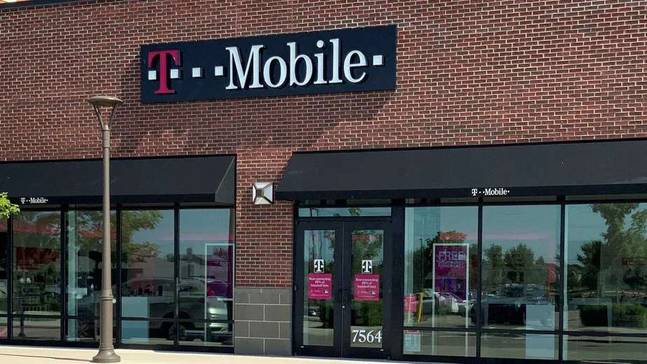 Exterior photo of T-Mobile store at Liberty Center, Liberty Township, OH