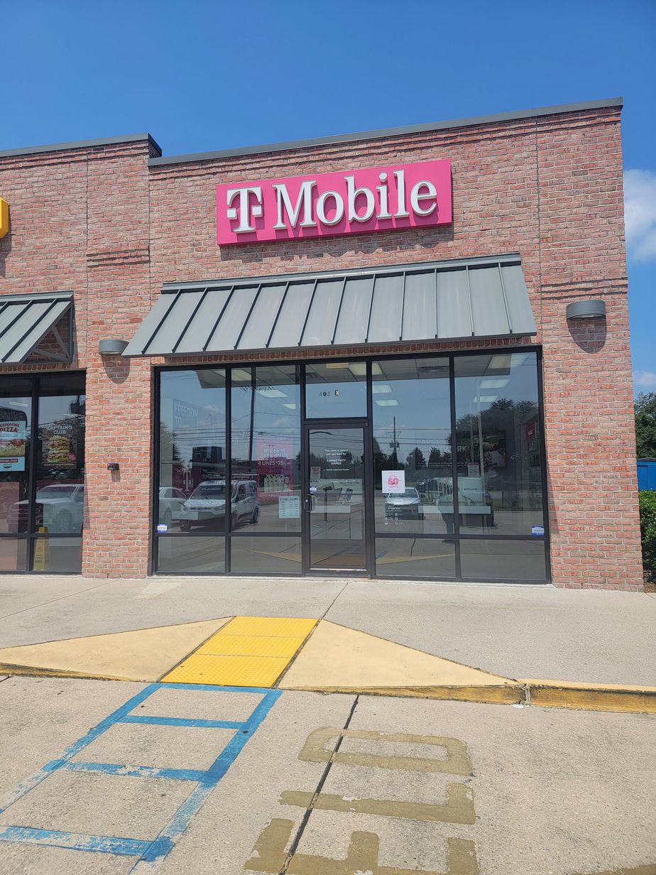 Exterior photo of T-Mobile Store at N Canal Blvd & La 20, Thibodaux, LA