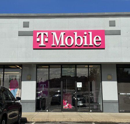 Exterior photo of T-Mobile Store at Malvern Plaza, Malvern, AR