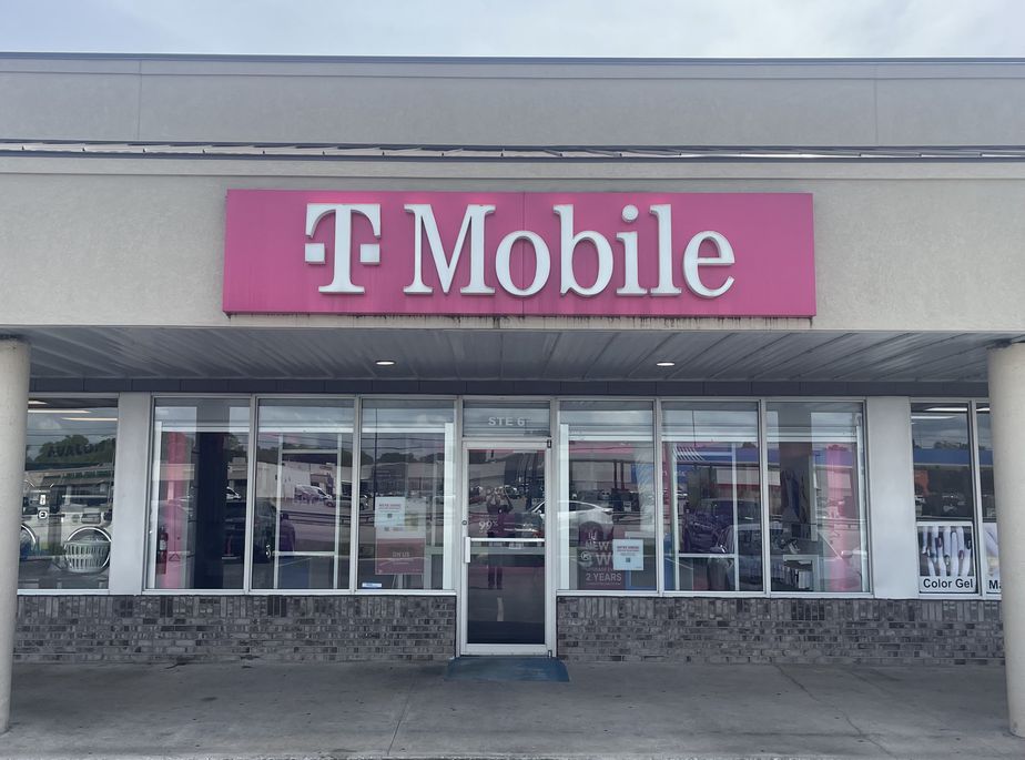 Exterior photo of T-Mobile Store at Avalon & Broadway, Muscle Shoals, AL