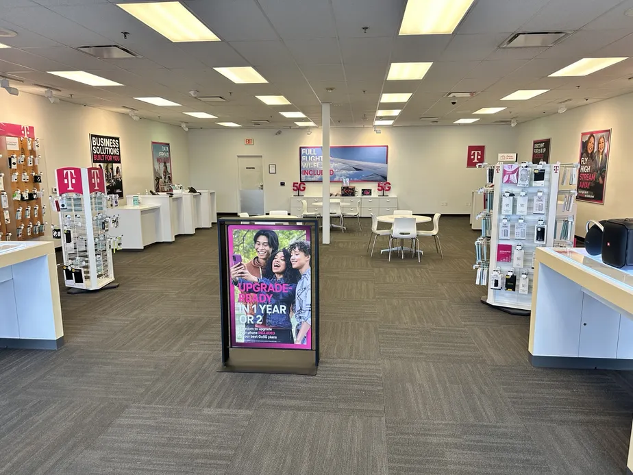 Foto del interior de la tienda T-Mobile en Chkalov Dr & SE 5th St, Vancouver, WA