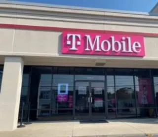Exterior photo of T-Mobile store at S Hurstbourne Pkwy & Ky 1747, Louisville, KY