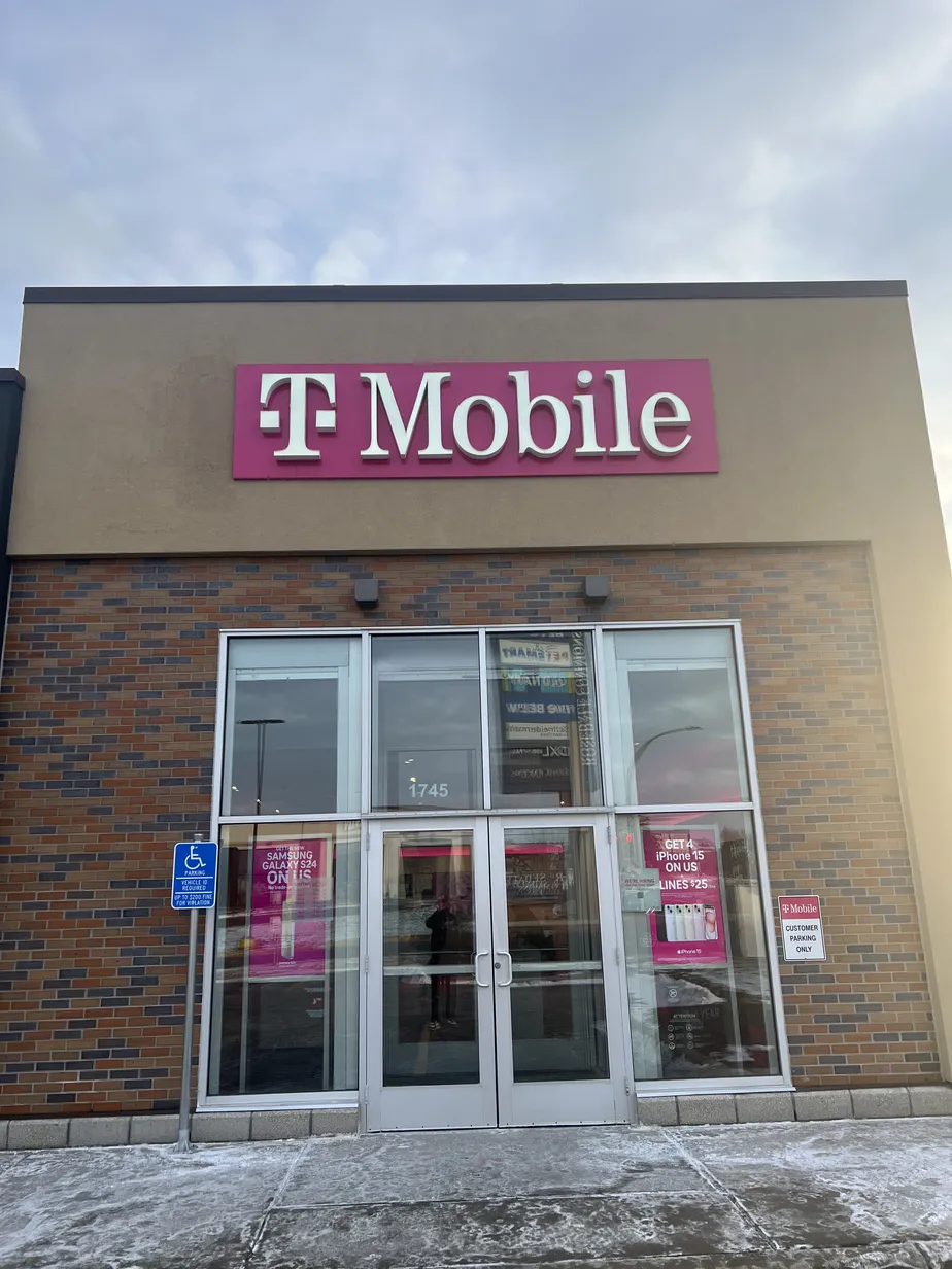  Exterior photo of T-Mobile Store at W County Rd B2 & Fairview Ave, Roseville, MN 