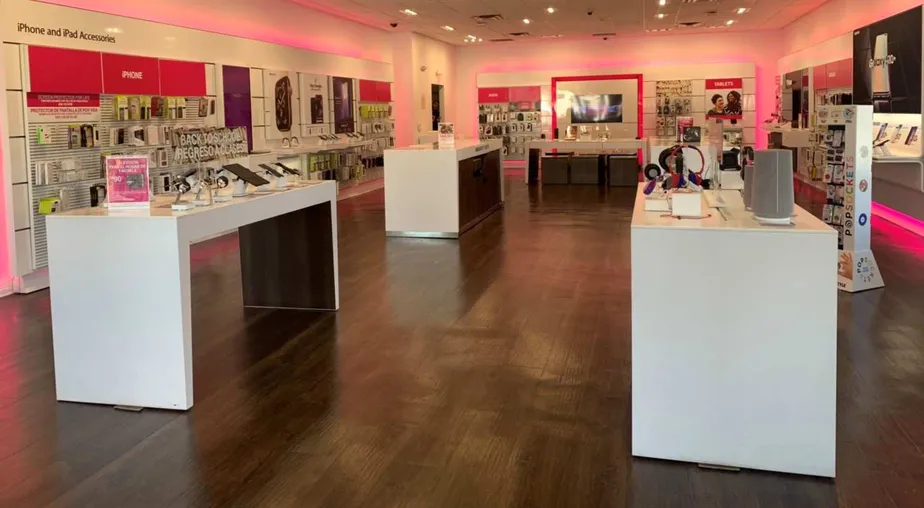 Foto del interior de la tienda T-Mobile en Central & Philadelphia, Chino, CA
