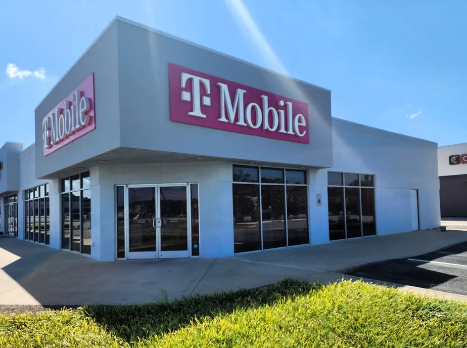 Foto del exterior de la tienda T-Mobile en Forest Hills Rd, Wilson, NC