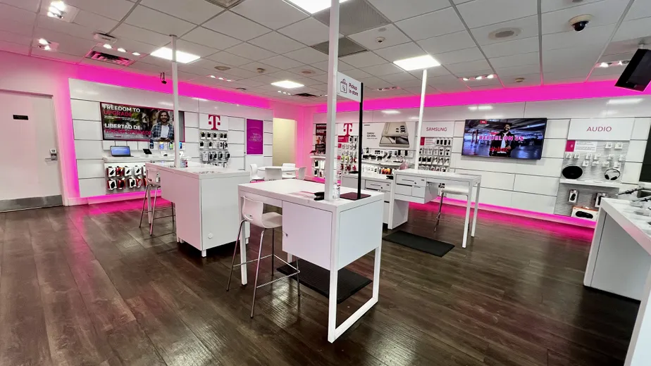 Foto del interior de la tienda T-Mobile en 86th & Roosevelt Ave, Jackson Heights, NY