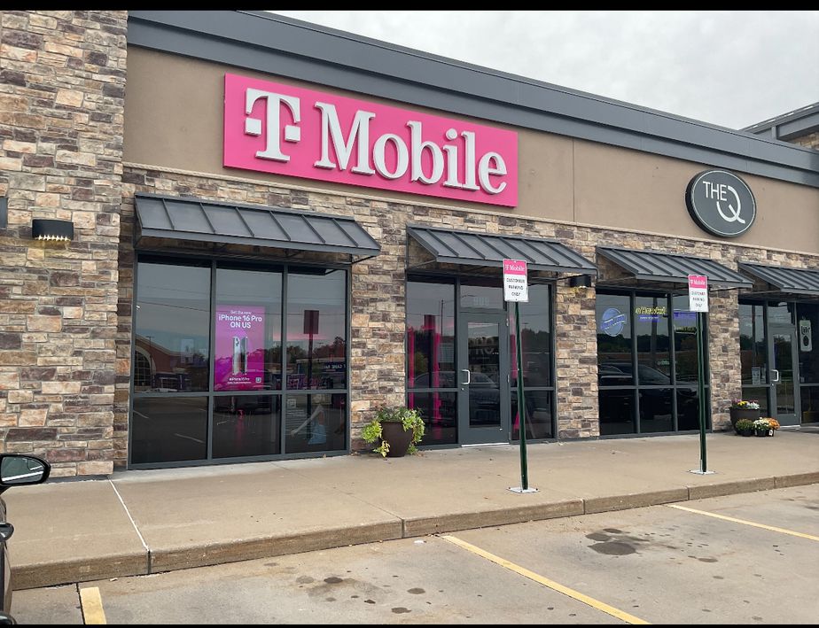 Exterior photo of T-Mobile Store at Middle Rd & I-74, Bettendorf, IA