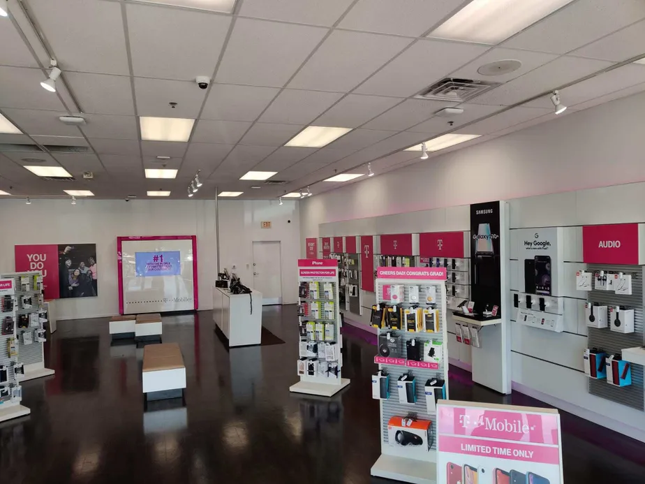 Foto del interior de la tienda T-Mobile en Sparkman Dr. & N. Memorial Parkway, Huntsville, AL