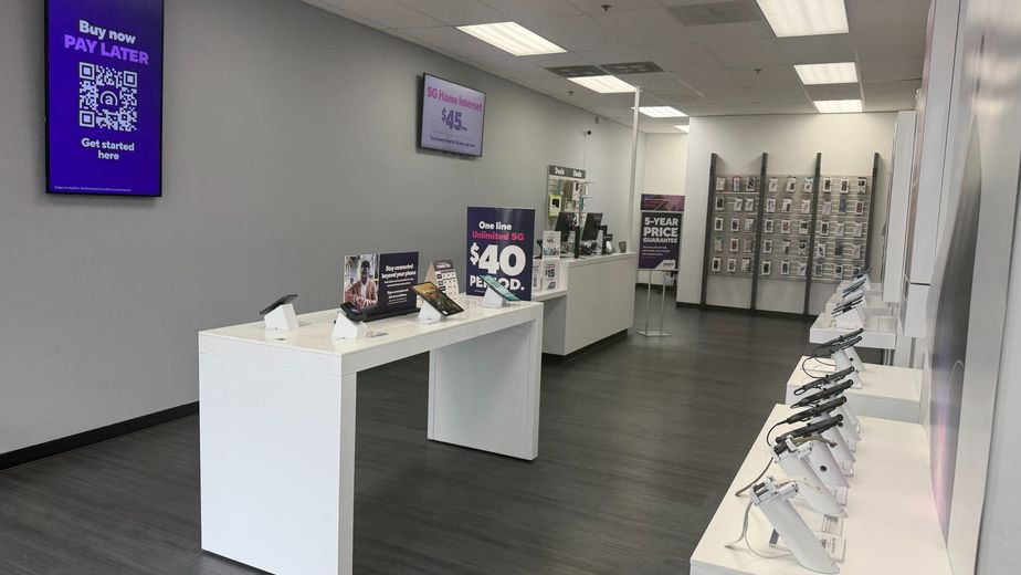 Metro by T-Mobile 1505 US Hwy 41, - 1505 US Hwy 41, 