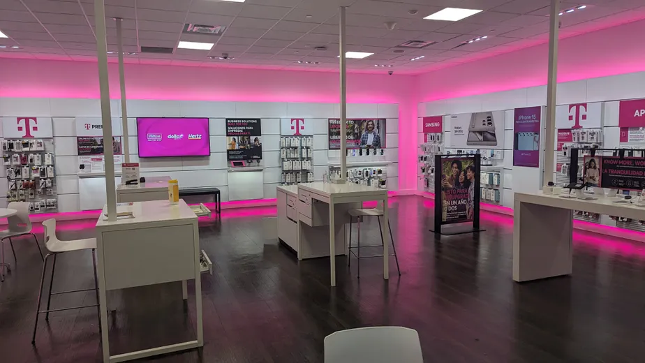 Foto del interior de la tienda T-Mobile en Mall at Prince George's, Hyattsville, MD