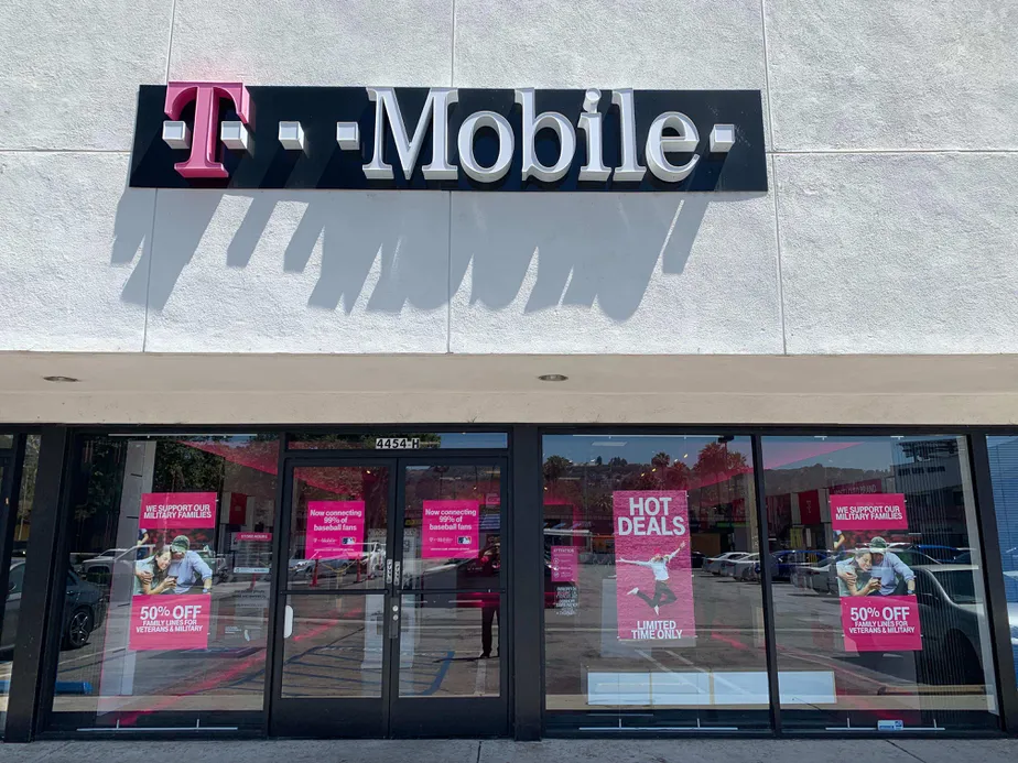  Exterior photo of T-Mobile store at Van Nuys Blvd & Moorpark St, Sherman Oaks, CA 