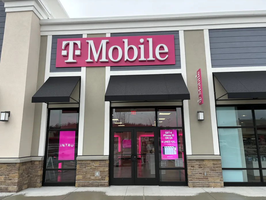 Foto del exterior de la tienda T-Mobile en Hanover Crossing, Hanover, MA