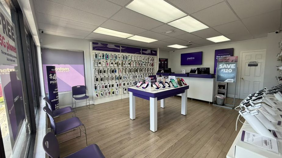 Metro by T-Mobile 3700 Palm Ave - 3700 Palm Ave 