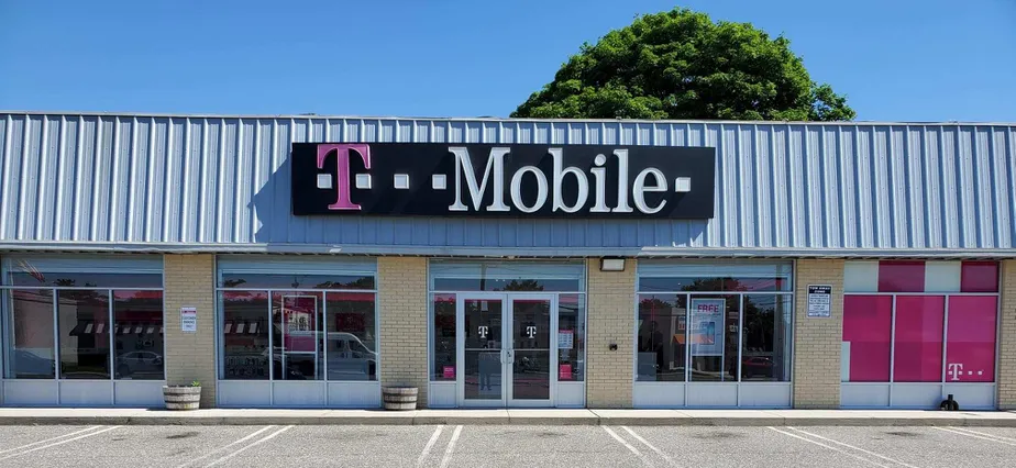 Exterior photo of T-Mobile store at Hempstead & Nassau, West Hempstead, NY