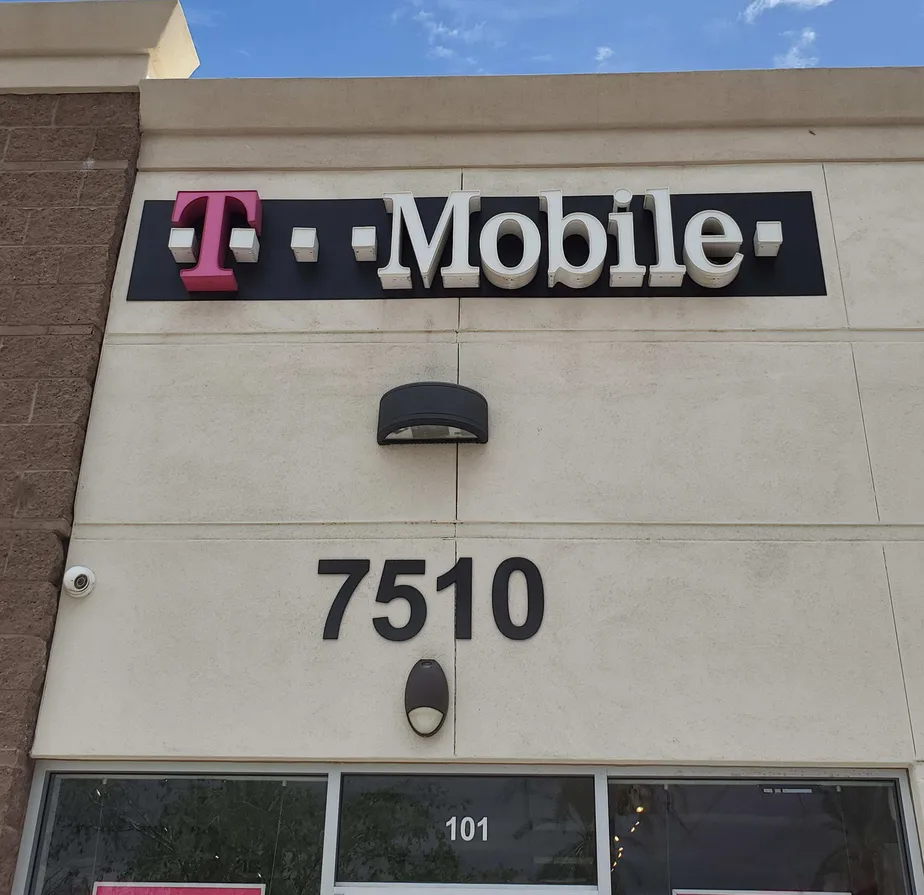 Exterior photo of T-Mobile store at Priest & Elliot, Tempe, AZ