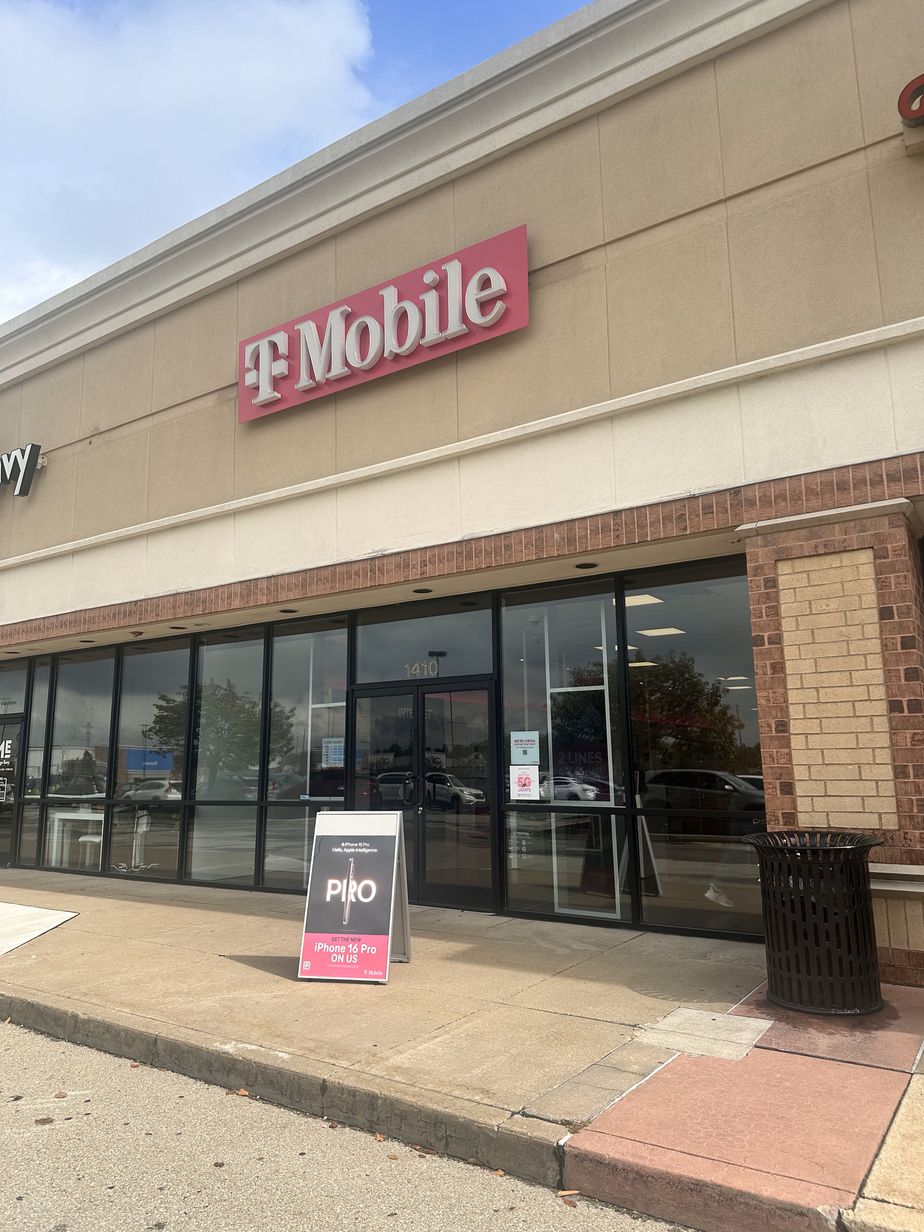 Exterior photo of T-Mobile Store at Rt 30 & Greengate, Greensburg, PA