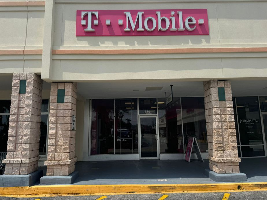 Exterior photo of T-Mobile Store at 21st St & Indian River Blvd, Vero Beach, FL