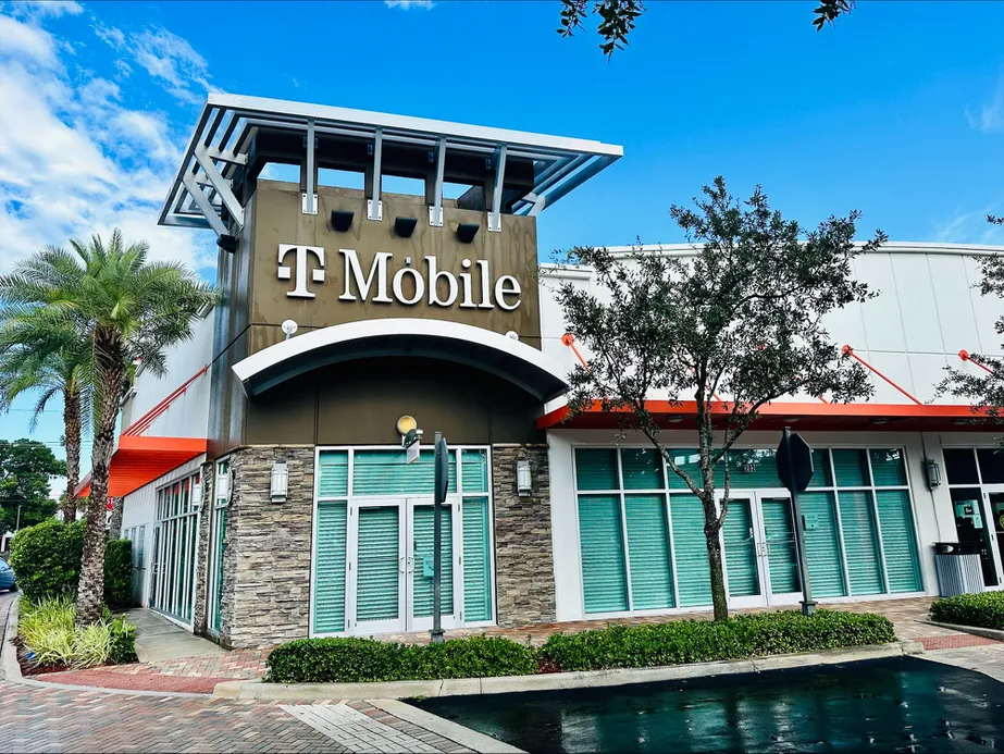 Exterior photo of T-Mobile Store at Federal Hwy & Linton Blvd, Delray Beach, FL
