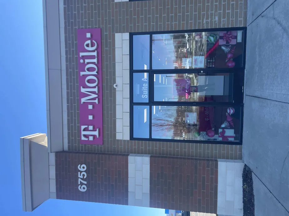 Foto del exterior de la tienda T-Mobile en Dixie Hwy & Main St, Clarkston, MI