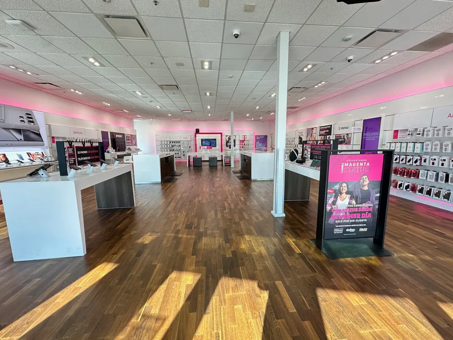 Foto del interior de la tienda T-Mobile en Century Blvd & Auto Center Dr, Pittsburg, CA