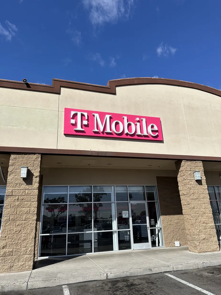  Exterior photo of T-Mobile Store at 75th & Mcdowell, Phoenix, AZ 
