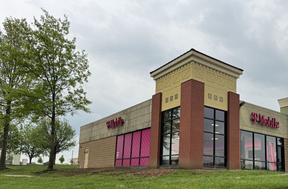 Exterior photo of T-Mobile Store at Douglas & Mulberry, Lees Summit, MO