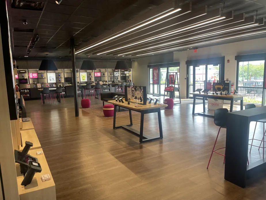  Interior photo of T-Mobile Store at N Lake St & Il 31, Aurora, IL 