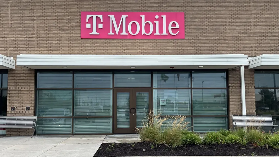  Exterior photo of T-Mobile Store at Denmark Dr & I-275, Council Bluffs, IA 