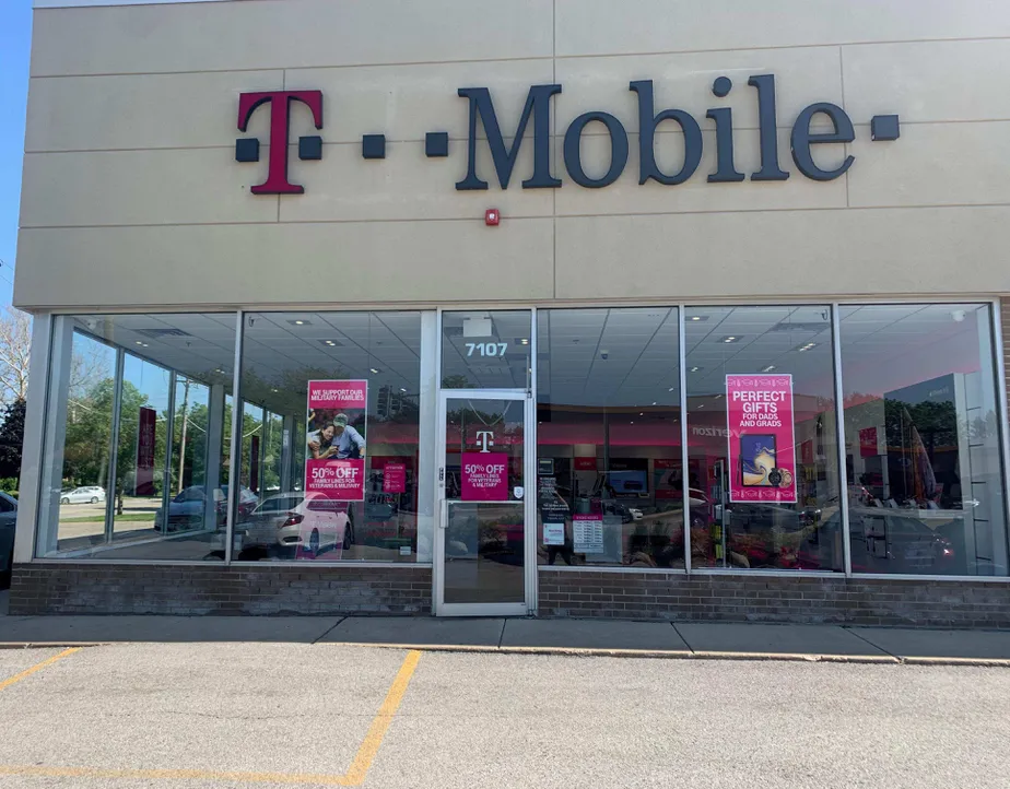  Exterior photo of T-Mobile store at Dempster & Harlem, Niles, IL 