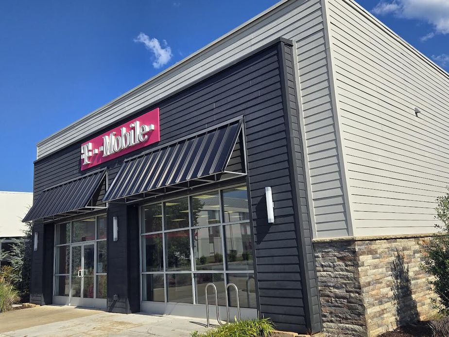 Exterior photo of T-Mobile Store at E Oak St & Museum Rd, Conway, AR