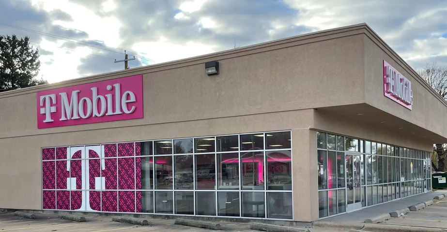 Exterior photo of T-Mobile Store at A Ave W & N H St, Oskaloosa, IA