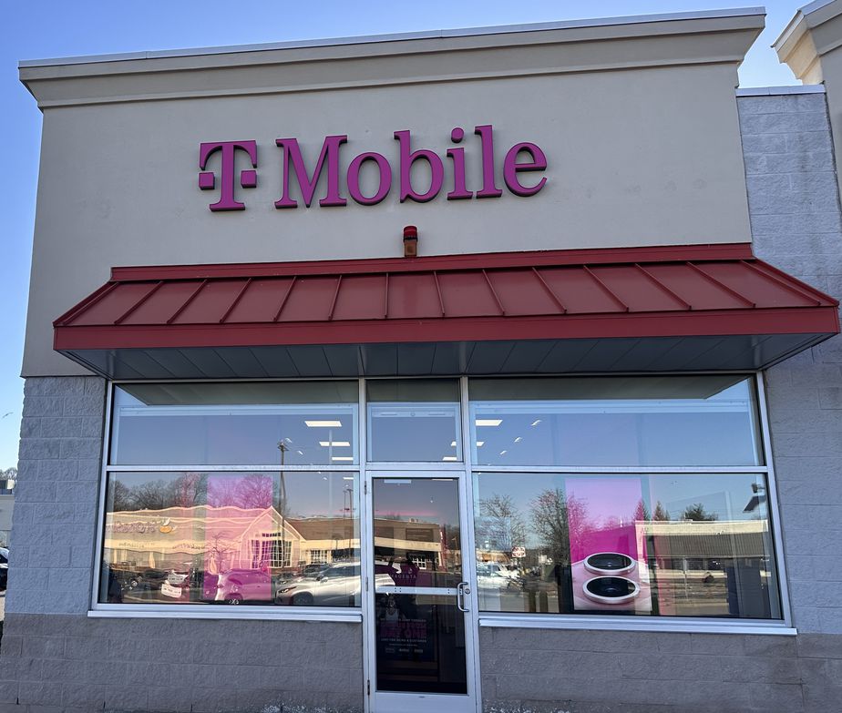 Exterior photo of T-Mobile Store at Lincoln Plaza, Worcester, MA