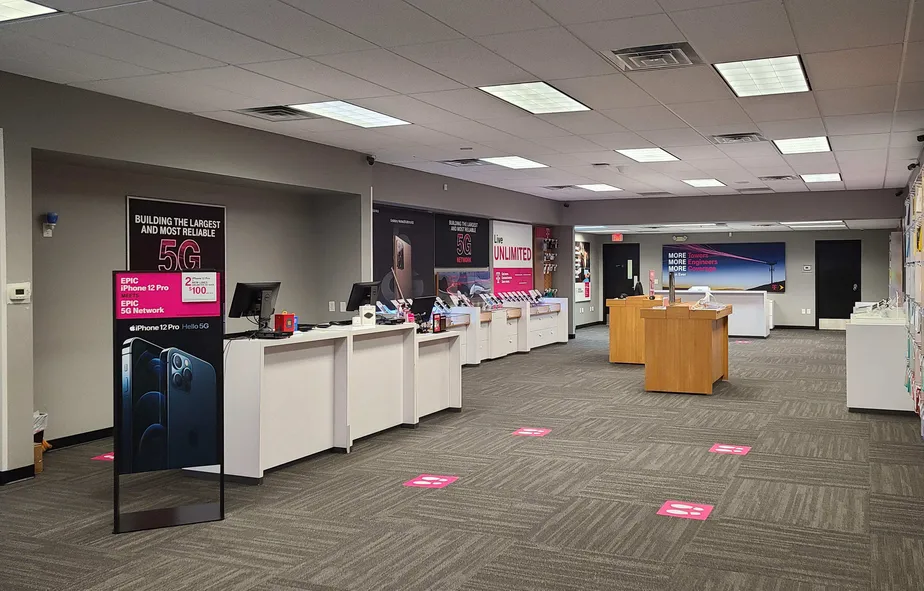  Interior photo of T-Mobile Store at Hinkleville Rd & Bell Aire Dr, Paducah, KY 
