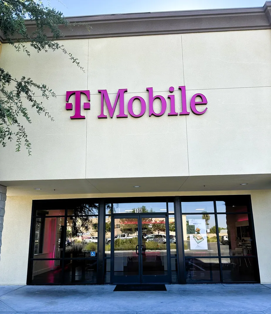 Exterior photo of T-Mobile Store at Herndon & Willow, Fresno, CA