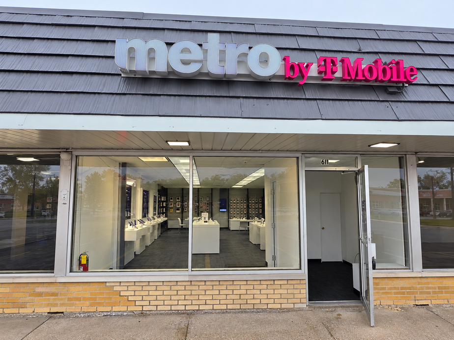 Metro by T-Mobile 611 W Lake st - 611 W Lake st 