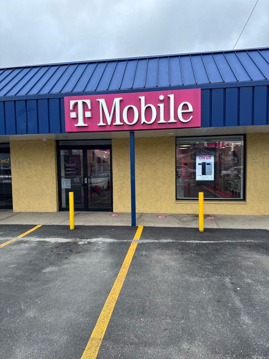 Exterior photo of T-Mobile Store at Park Ave & Parker St, Worcester, MA