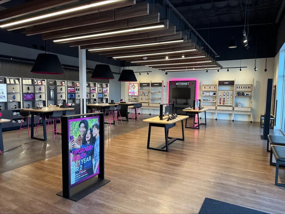 Foto del interior de la tienda T-Mobile en Sherwood Place, Stockton, CA