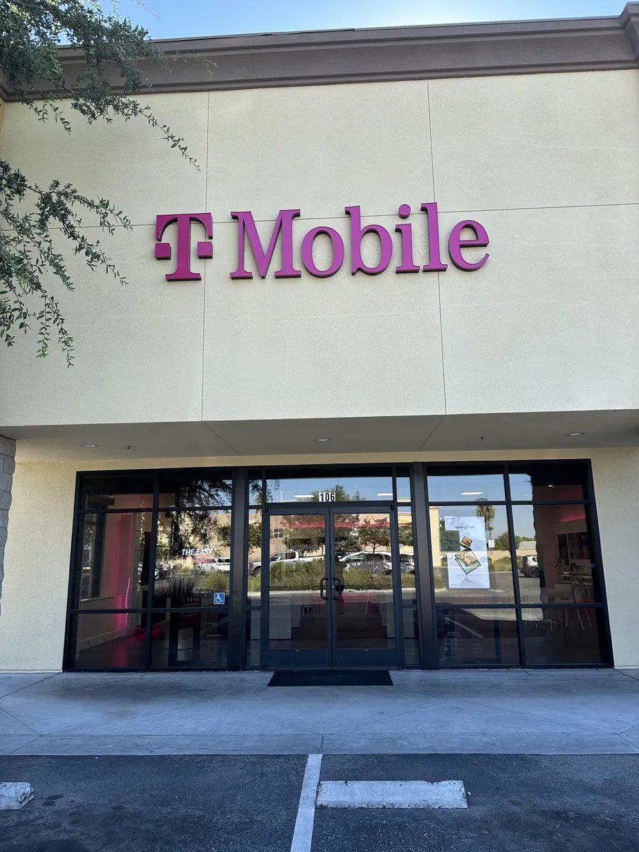 Foto del exterior de la tienda T-Mobile en Herndon & Willow, Fresno, CA