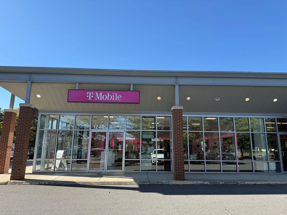 Exterior photo of T-Mobile Store at Seminole Trl & Greenbrier Dr, Charlottesville, VA