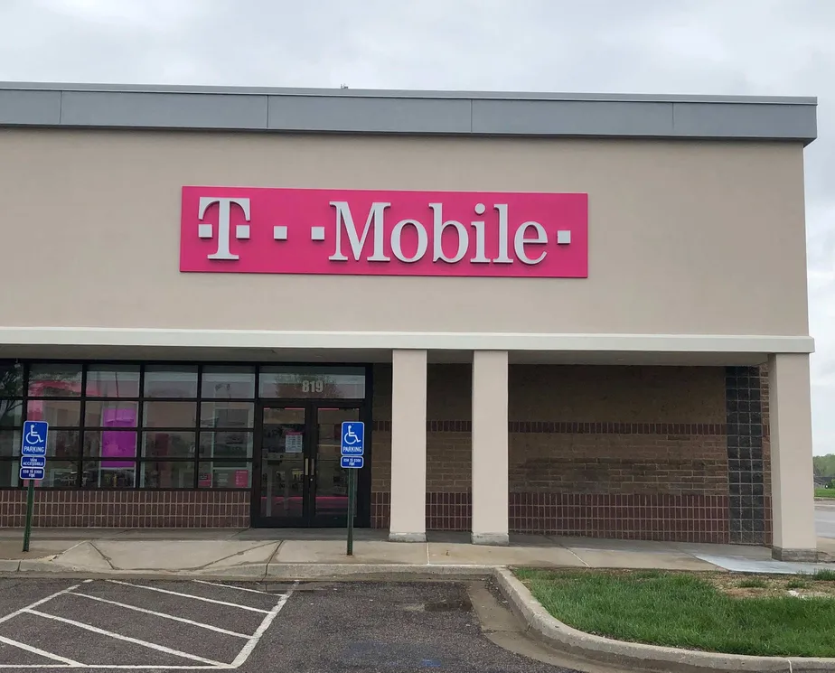 Exterior photo of T-Mobile store at Barry Rd & Us 169 2, Kansas City, MO