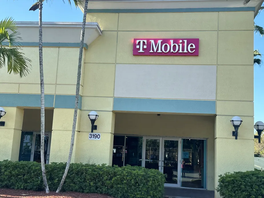  Exterior photo of T-Mobile Store at Northlake Blvd & Congress Ave, Palm Beach Gardens, FL 